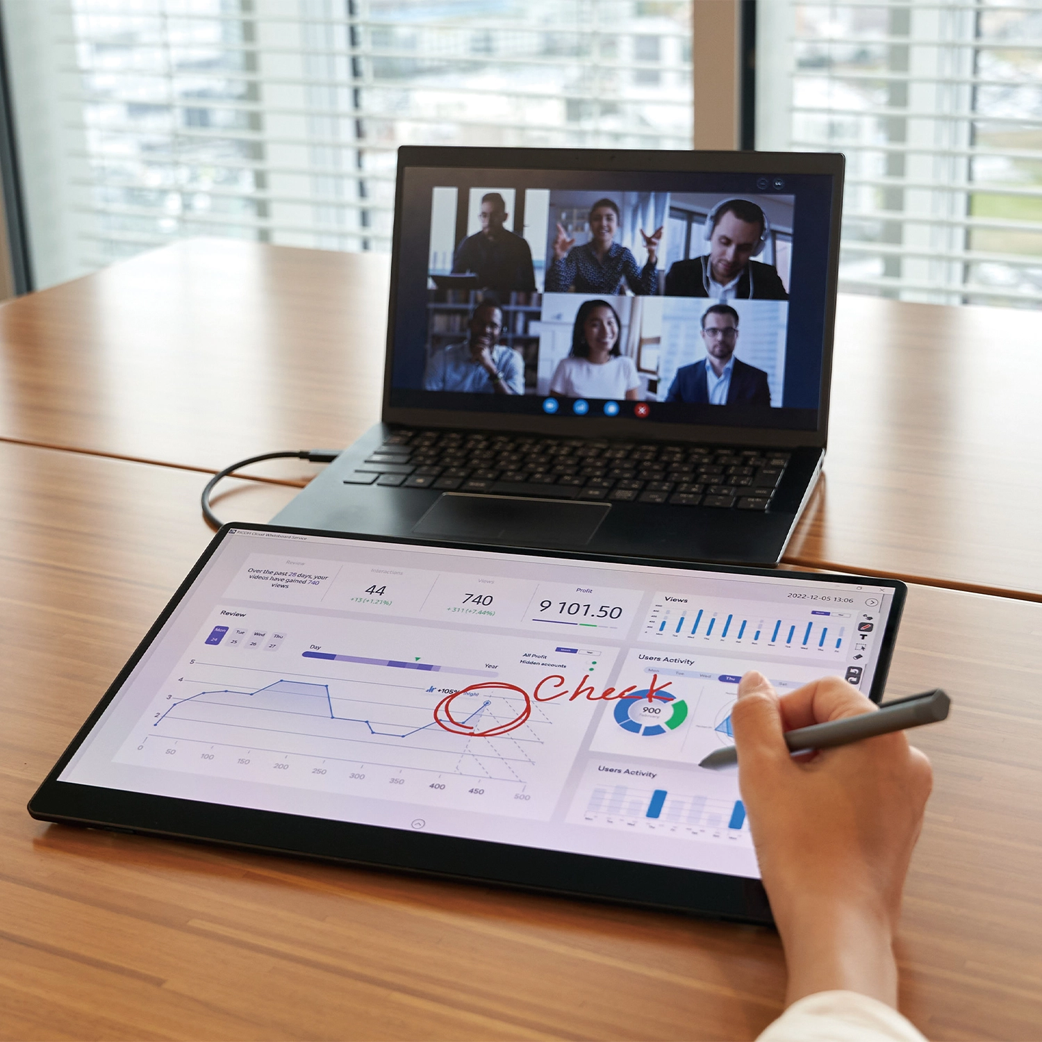 Monitor RICOH con lápiz óptico utilizado en una reunión virtual 